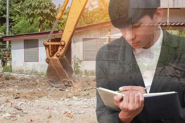 Not defteri El inşaat site işyerinde, çift pozlama kavramı belgelerin imzalanması ile işadamı.