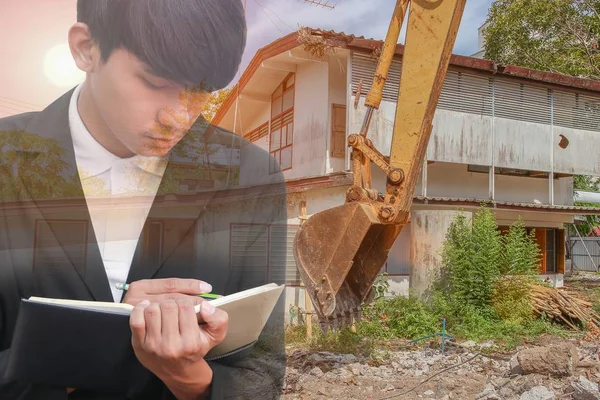 Not defteri El inşaat site işyerinde, çift pozlama kavramı belgelerin imzalanması ile işadamı.