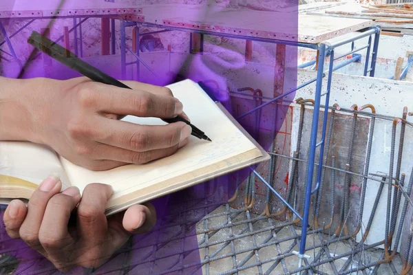 Not defteri El inşaat site işyerinde, çift pozlama kavramı belgelerin imzalanması ile işadamı.