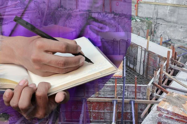 Not defteri El inşaat site işyerinde, çift pozlama kavramı belgelerin imzalanması ile işadamı.