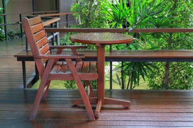 kahve dükkanında açık ahşap sandalye ile tablo