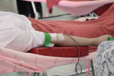 odak kan bağış bağış, elinde tutan bir zıplama topu ile bulanıklık.