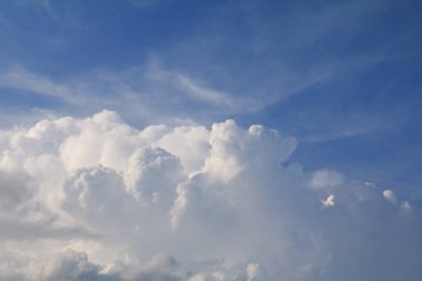 mavi gökyüzü bulut ve raincloud güzel sanat doğa. kopya alanı için metin ekleme