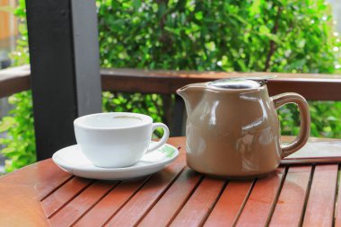 ahşap zemin zemin üzerine kahve Kupası ve sürahi çay