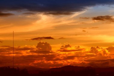 gökyüzü kırmızı günbatımı ve bulut için güzel renkli akşam doğa alan eklemek metin