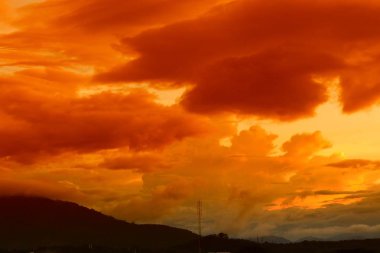 Günbatımı güzel renkli twilight saat dağ silueti ile gökyüzü ve bulut,