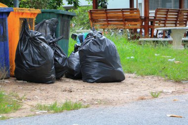 Siyah çöp torbası yol kenarı şehir kazık