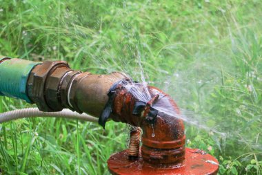 Ana tüp ve su sızıntısı sıhhi tesisat, eski musluk boru çelik pas çim katta