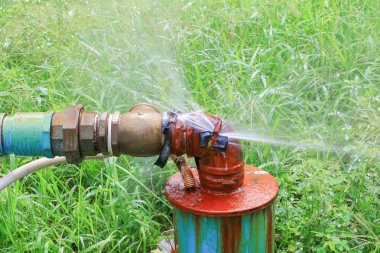 Ana tüp ve su sızıntısı sıhhi tesisat, eski musluk boru çelik pas çim katta