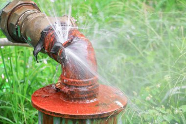 Ana tüp ve su sızıntısı sıhhi tesisat, eski musluk boru çelik pas çim katta
