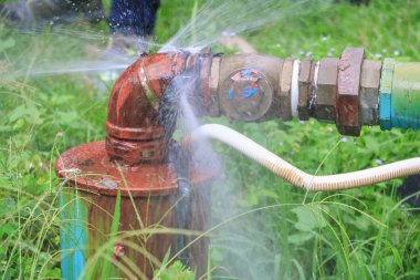 Ana tüp ve su sızıntısı sıhhi tesisat, eski musluk boru çelik pas çim katta