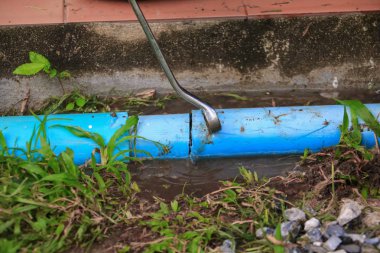 Tesisatçı onarım sıhhi tesisat boru kırık kesmek