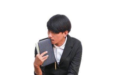 Beyaz arka plan üzerine bir kitap holding iş adamı