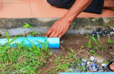 Tesisatçı onarım sıhhi tesisat boru kırık kesmek
