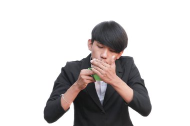 bir kahve fincanı sıcak beyaz arka plan üzerinde üfleme tutan işadamı