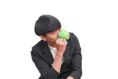 işadamı beyaz zemin üzerine bir fincan kahve içecek