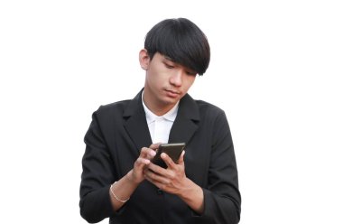 Genç yakışıklı işadamı beyaz arka plan üzerinde bir telefon tutun