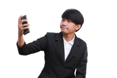Genç yakışıklı işadamı selfie beyaz arka plan üzerinde yapar.