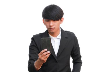 Genç yakışıklı işadamı beyaz arka plan üzerinde bir telefon tutun