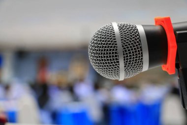 mikrofon stand yakın çekim konferans odasında: seçin odak alan sığ derinliği ile.