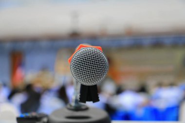 mikrofon stand yakın çekim konferans odasında: seçin odak alan sığ derinliği ile.