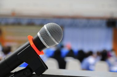 mikrofon stand yakın çekim konferans odasında: seçin odak alan sığ derinliği ile.