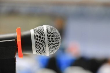 mikrofon stand yakın çekim konferans odasında: seçin odak alan sığ derinliği ile.
