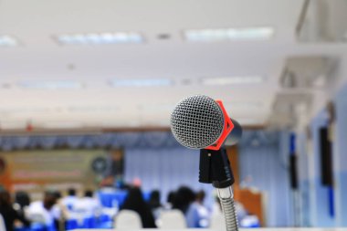 mikrofon stand yakın çekim konferans odasında: seçin odak alan sığ derinliği ile.