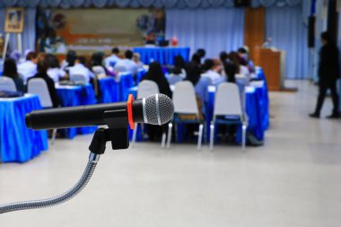 mikrofon stand yakın çekim konferans odasında: seçin odak alan sığ derinliği ile