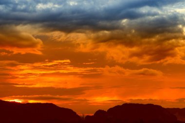 Günbatımı güzel renkli twilight saat dağ silueti ile gökyüzü ve bulut,