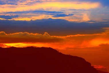 Günbatımı güzel renkli twilight saat dağ silueti ile gökyüzü ve bulut,