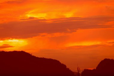 Günbatımı güzel renkli twilight saat dağ silueti ile gökyüzü ve bulut,