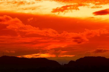 Günbatımı güzel renkli twilight saat dağ silueti ile gökyüzü ve bulut,