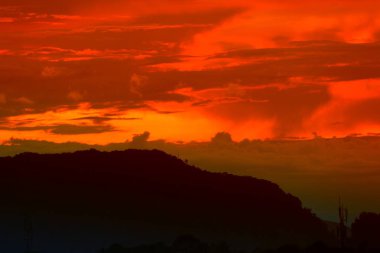 Günbatımı güzel renkli twilight saat dağ silueti ile gökyüzü ve bulut,