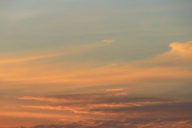 mavi gökyüzü ve bulut yumuşak günbatımı güzel renkli alacakaranlık