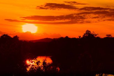 günbatımı güzel renkli manzara ve siluet ağaç su yansıma gökyüzünde twilight saat