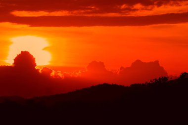 günbatımı güzel renkli manzara siluet ağaç dağ ve gökyüzünde twilight saat