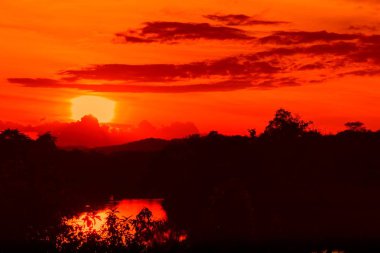 günbatımı güzel renkli manzara ve siluet ağaç su yansıma gökyüzünde twilight saat