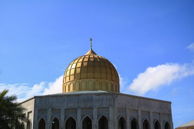 Cami için kopya alanı ile mavi gökyüzü arka plan üzerinde metin ekleme