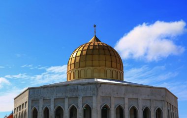 Cami için kopya alanı ile mavi gökyüzü arka plan üzerinde metin ekleme