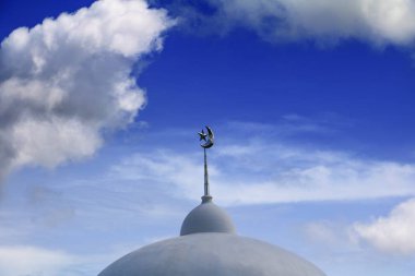 Cami için kopya alanı ile mavi gökyüzü arka plan üzerinde metin ekleme