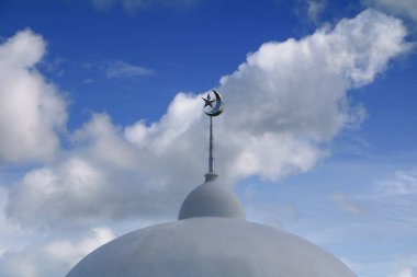 Cami için kopya alanı ile mavi gökyüzü arka plan üzerinde metin ekleme