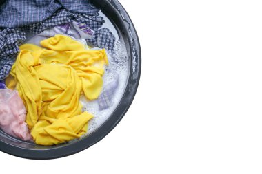 İçin kara havzasında kirli çamaşırları temiz beyaz arka plan ve kırpma yolu izole emmek