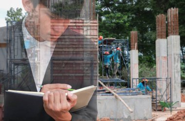 Not defteri El inşaat site işyeri kavramı içinde belgelerin imzalanması ile işadamı çift pozlama.