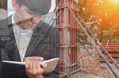 Not defteri El inşaat site işyeri kavramı içinde belgelerin imzalanması ile işadamı çift pozlama.