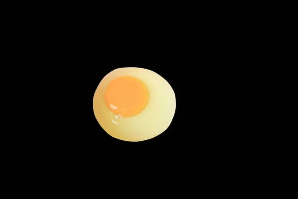 黒い背景とクリッピング パスの分離した卵 — ストック写真