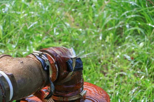 Tubería Tubo Principal Fugas Agua Óxido Acero Tubería Grifo Viejo — Foto de Stock