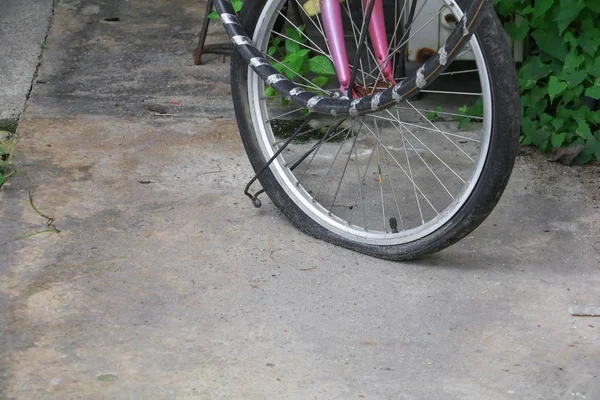 Pneu Roda Plana Bicicleta Velha Rachada — Fotografia de Stock