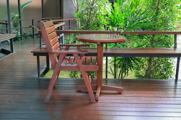 Stół Krzesłami Drewniane Kawiarni Świeżym Powietrzu — Zdjęcie stockowe