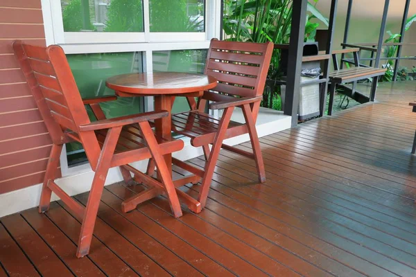 kahve dükkanında açık ahşap sandalye ile tablo